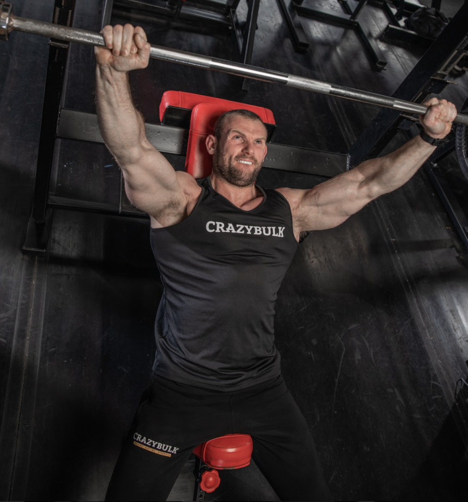 L'athlète CrazyBulk Kevin effectuant une presse à haltères inclinée